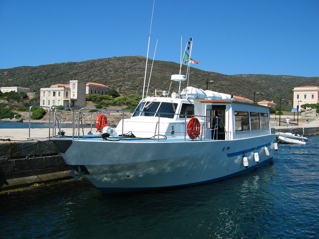 Uno dei traghetti per l'Asinara
